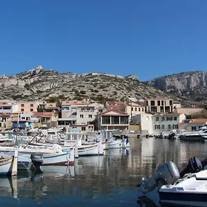 https://charmant-cabanon-aux-goudes-a-marseille-avec-vue-mer.fr-provencehotel.com